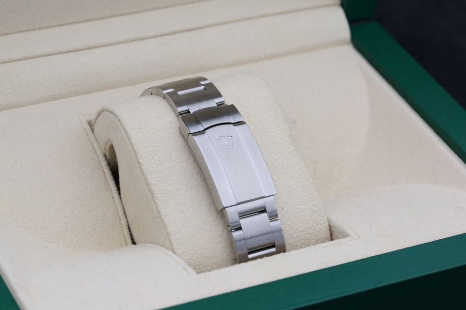 Rolex Oyster Perpetual 126000 Image 3